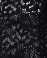 MAGLIA CON DETTAGLI PERFORATI