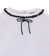T-SHIRT CON PASSAMANERIA E FIOCCO